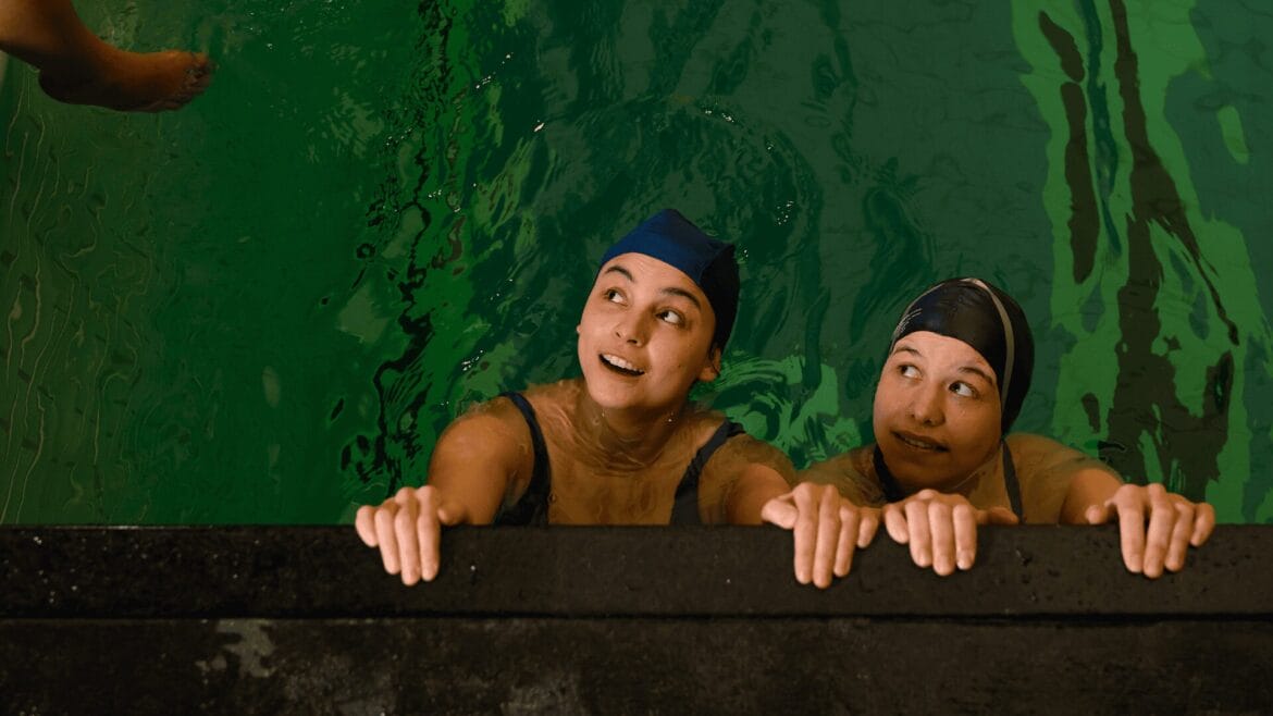 Deux jeunes filles au bord d'une piscine. Image d'illustration de la pièce de théâtre "Ces filles-là"