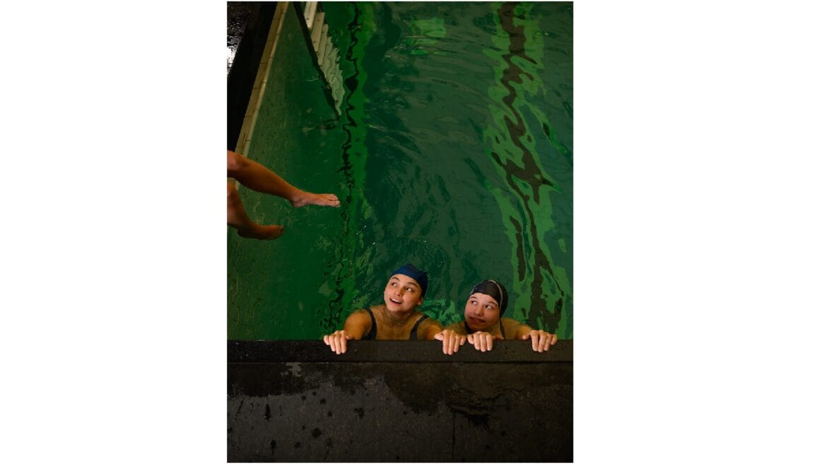 Deux jeunes filles au bord d'une piscine. Image d'illustration de la pièce de théâtre "Ces filles-là"